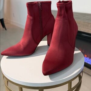 Red/Burgundy Ankle Boots, B - Alex Marie, Size 6, Zipper side, Like New.